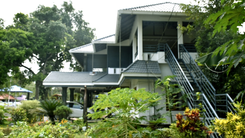 homestay with parking facility